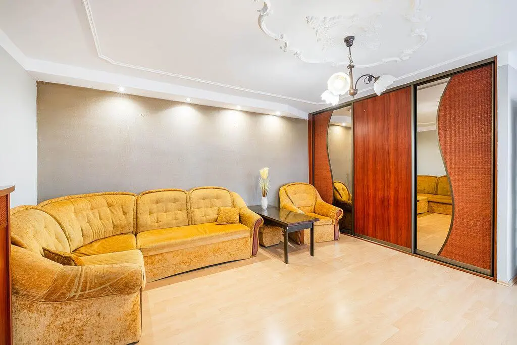 Living room; wood floor, natural light, modern style, high ceiling