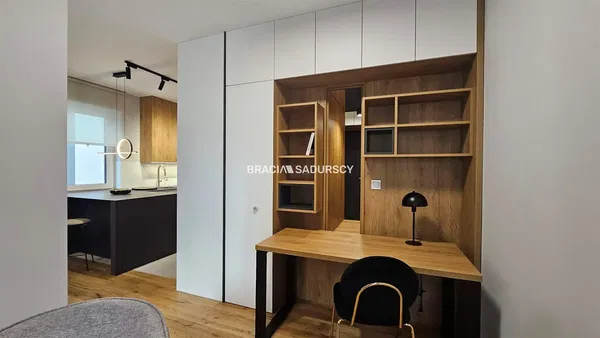 Woonkamer; houten vloer, natuurlijk licht, moderne stijl, hoge plafonds