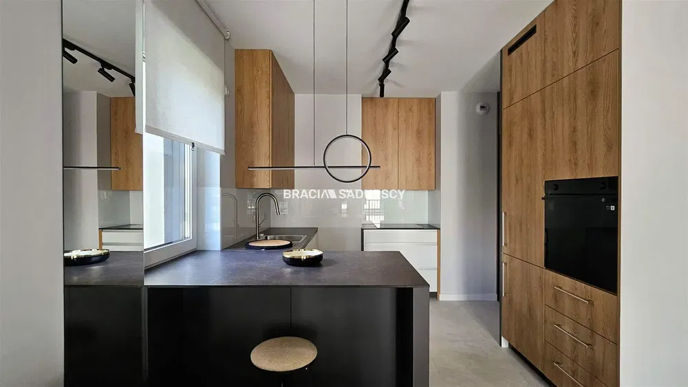 Woonkamer; houten vloer, natuurlijk licht, moderne stijl, hoge plafonds