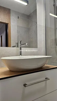 Woonkamer; houten vloer, natuurlijk licht, moderne stijl, hoge plafonds