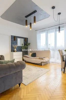 Woonkamer; houten vloer, natuurlijk licht, moderne stijl, hoge plafonds