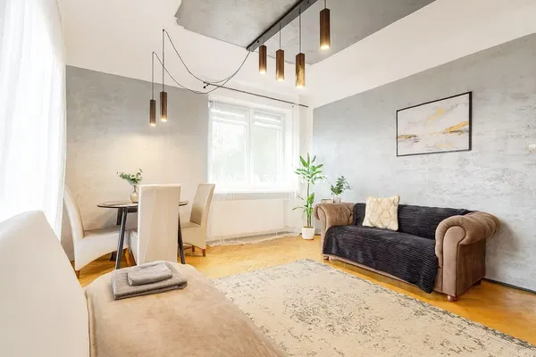 Woonkamer; houten vloer, natuurlijk licht, moderne stijl, hoge plafonds