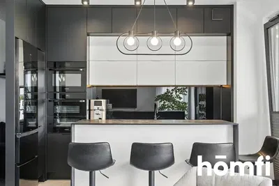 Salon; parquet, lumière naturelle, style moderne, hauteur sous plafond