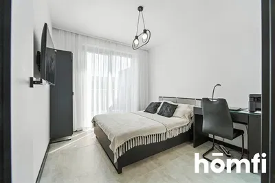 Salon; parquet, lumière naturelle, style moderne, hauteur sous plafond