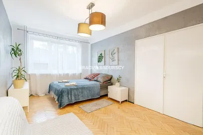 Keuken; keukenapparatuur, houten vloer, natuurlijk licht, moderne stijl, gerenoveerd