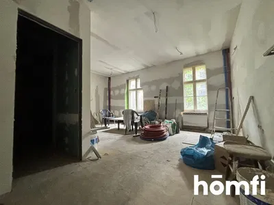 Living room; wood floor, natural light, modern style, high ceiling