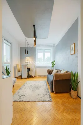 Woonkamer; houten vloer, natuurlijk licht, moderne stijl, hoge plafonds