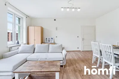 Wohnzimmer; holzboden, tageslicht, moderner stil, hohe decken