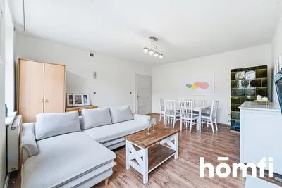 Wohnzimmer; holzboden, tageslicht, moderner stil, hohe decken