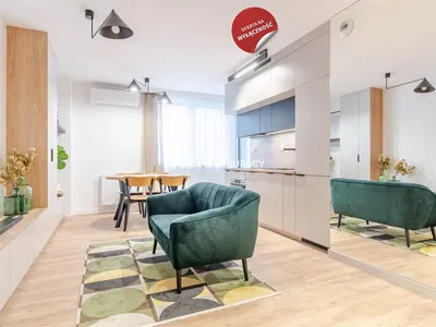 Woonkamer; houten vloer, natuurlijk licht, moderne stijl, hoge plafonds