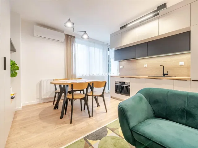 Soggiorno; pavimento in legno, luce naturale, stile moderno, soffitti alti