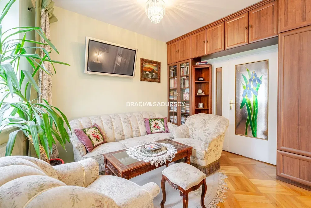 Σαλόνι; ξύλινο πάτωμα, φυσικό φως, μοντέρνο στυλ, ψηλά ταβάνια