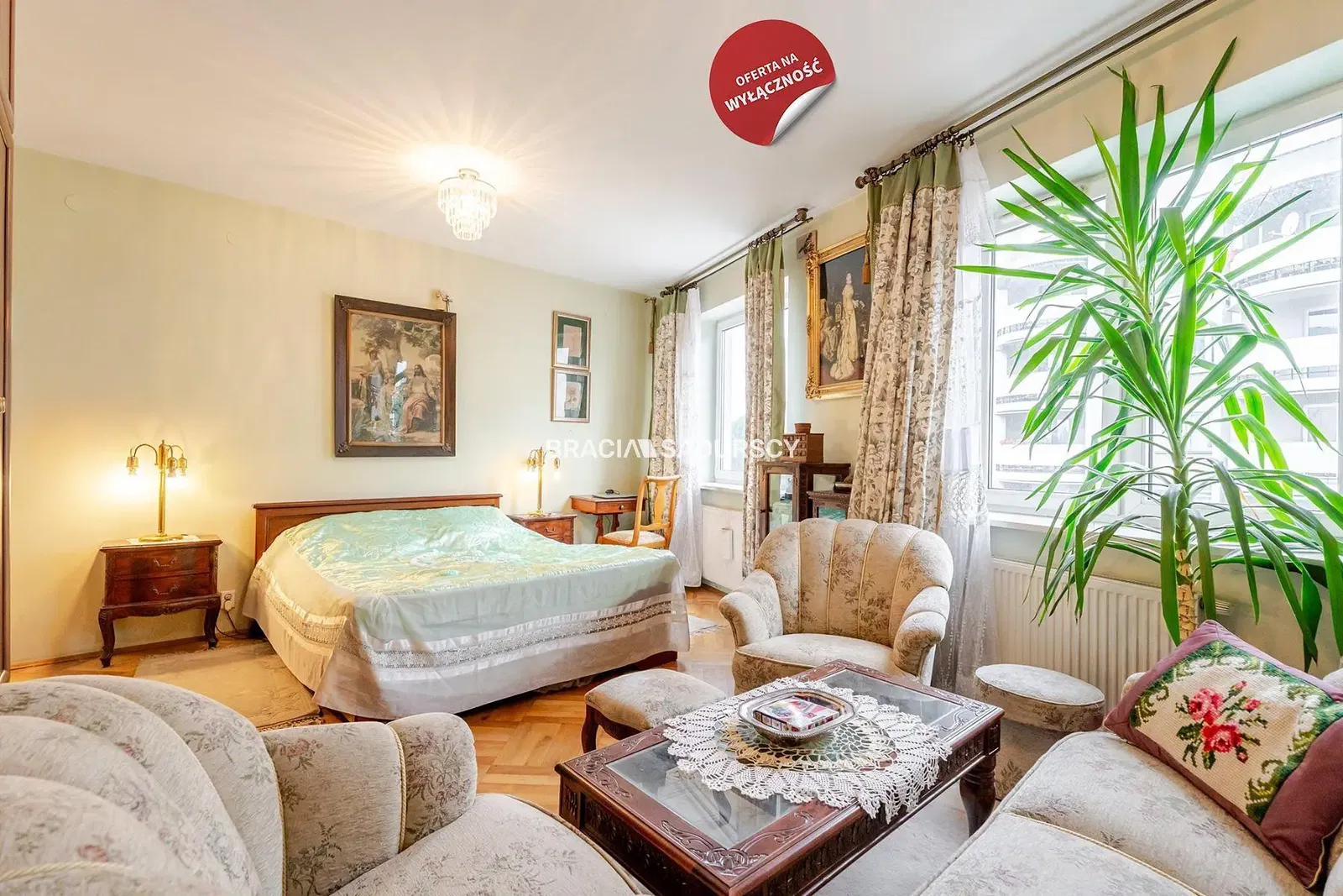 Σαλόνι; ξύλινο πάτωμα, φυσικό φως, μοντέρνο στυλ, ψηλά ταβάνια