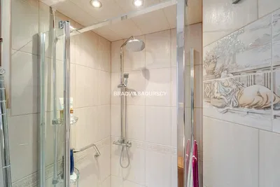 Σαλόνι; ξύλινο πάτωμα, φυσικό φως, μοντέρνο στυλ, ψηλά ταβάνια