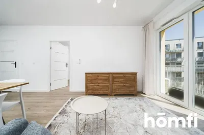 Woonkamer; houten vloer, natuurlijk licht, moderne stijl, hoge plafonds