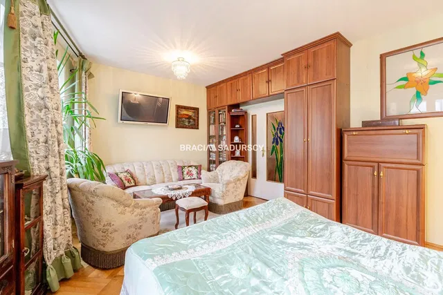 Cucina; elettrodomestici, pavimento in legno, luce naturale, stile moderno