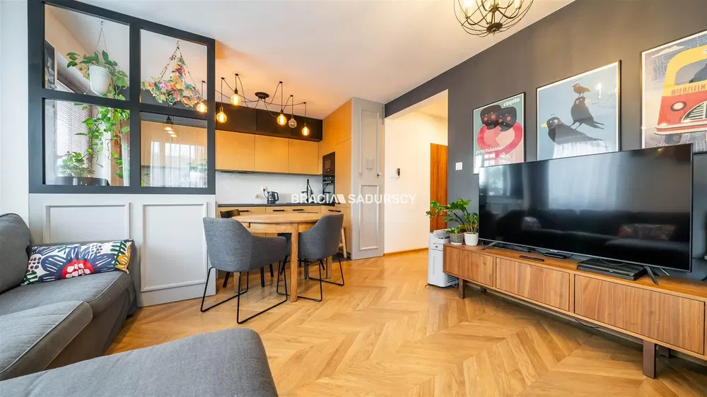 Woonkamer; houten vloer, natuurlijk licht, moderne stijl, hoge plafonds