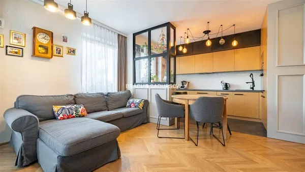 Keuken; keukenapparatuur, houten vloer, natuurlijk licht, moderne stijl, gerenoveerd