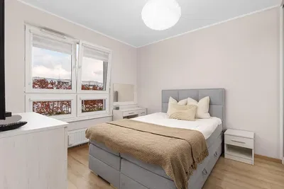 Salon; podłoga drewniana, światło dzienne, styl nowoczesny, wysokie sufity