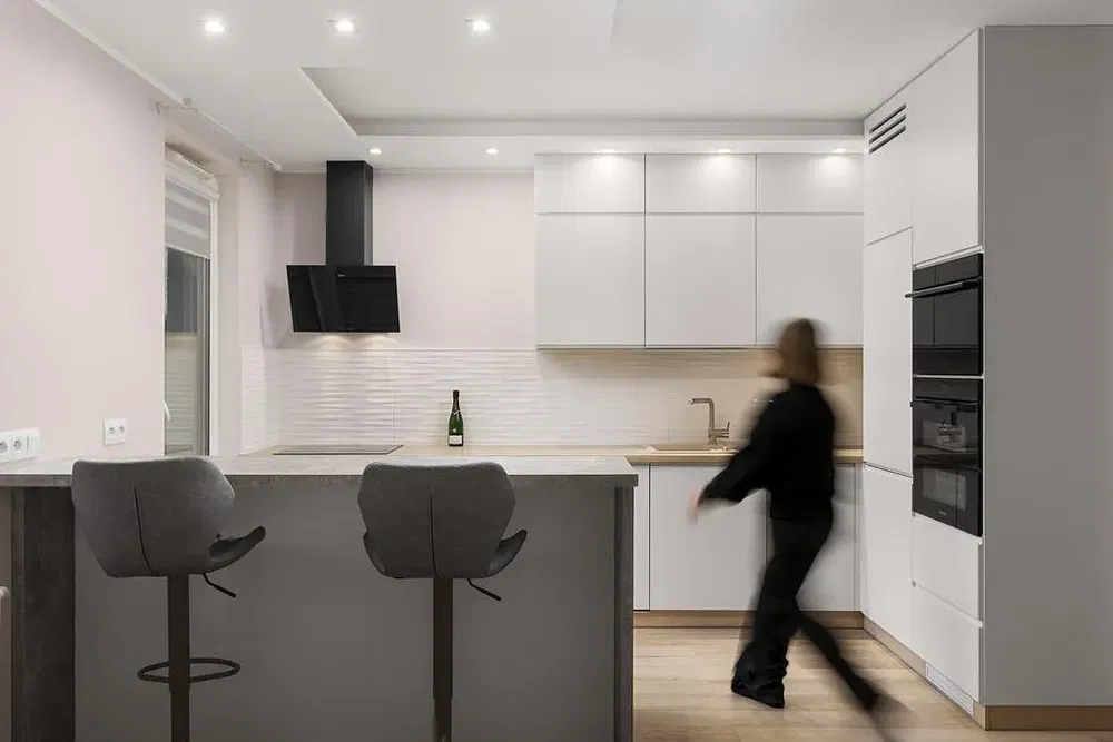 Kuchnia; sprzęt kuchenny, podłoga drewniana, światło dzienne, styl nowoczesny, wyremontowany