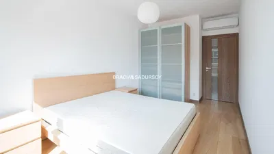 Woonkamer; houten vloer, natuurlijk licht, moderne stijl, hoge plafonds