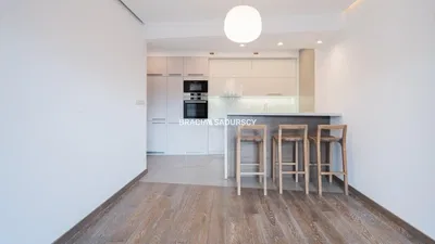 Woonkamer; houten vloer, natuurlijk licht, moderne stijl, hoge plafonds