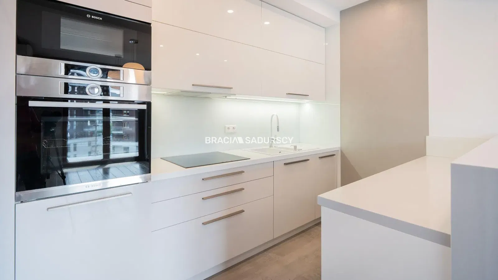 Woonkamer; houten vloer, natuurlijk licht, moderne stijl, hoge plafonds