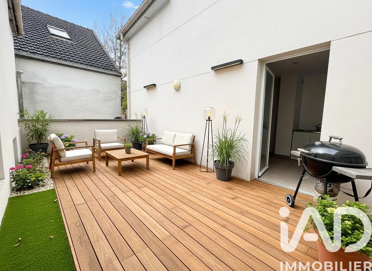 Woonkamer; houten vloer, natuurlijk licht, moderne stijl, hoge plafonds