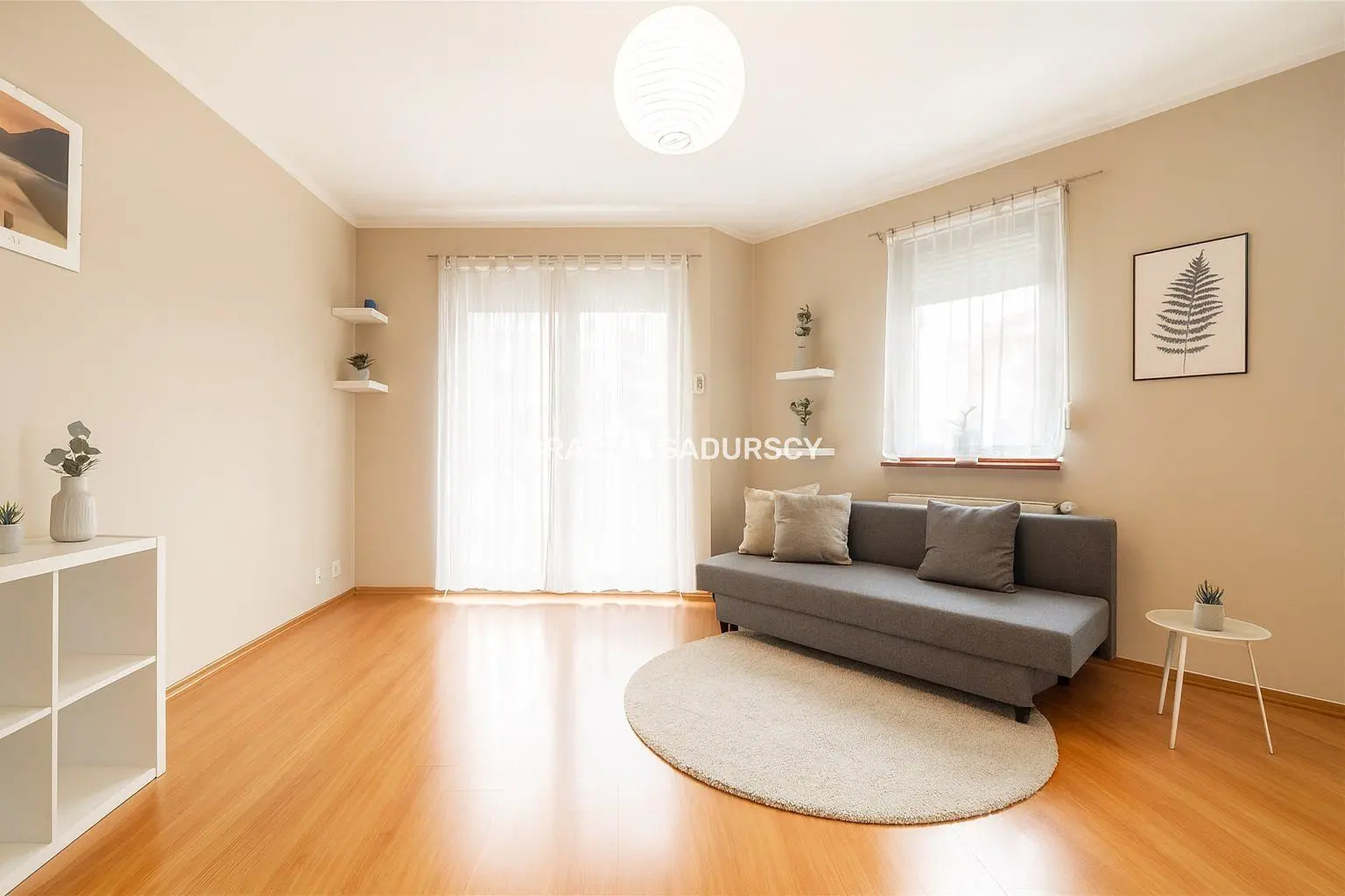 Woonkamer; houten vloer, natuurlijk licht, moderne stijl, hoge plafonds