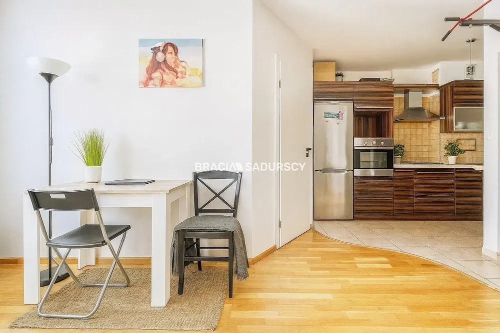 Woonkamer; houten vloer, natuurlijk licht, moderne stijl, hoge plafonds