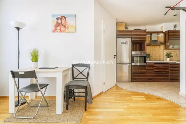 Woonkamer; houten vloer, natuurlijk licht, moderne stijl, hoge plafonds