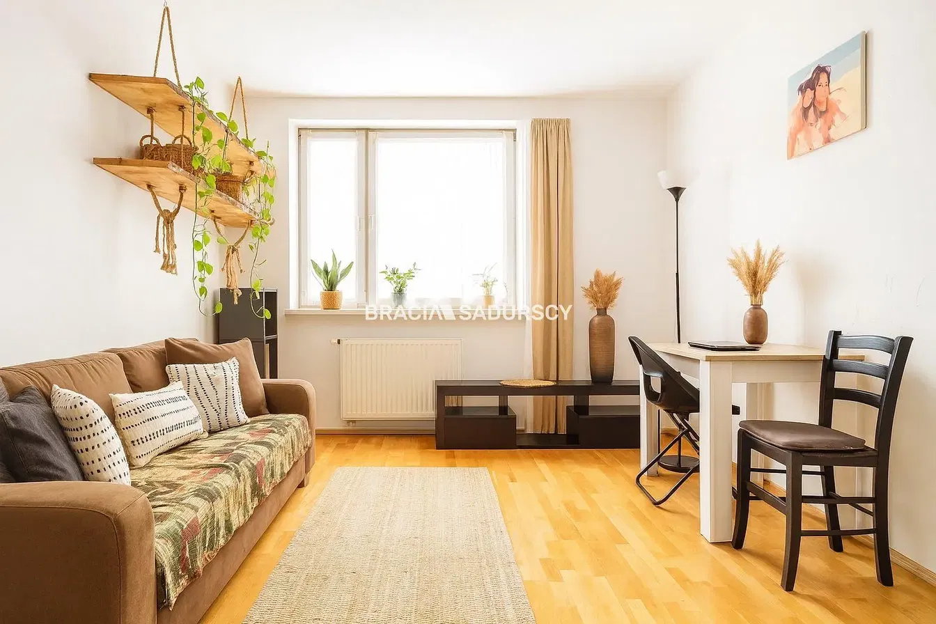 Soggiorno; pavimento in legno, luce naturale, stile moderno, soffitti alti