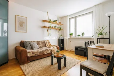 Woonkamer; houten vloer, natuurlijk licht, moderne stijl, hoge plafonds