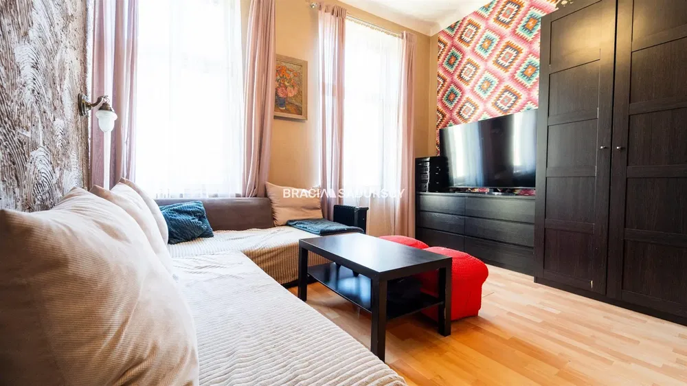 Woonkamer; houten vloer, natuurlijk licht, moderne stijl, hoge plafonds