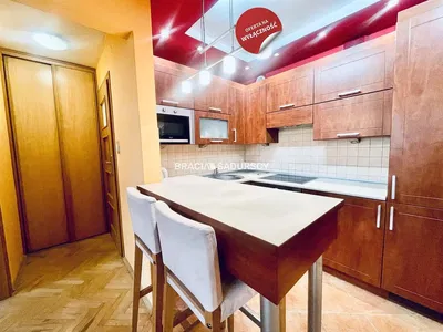 Woonkamer; houten vloer, natuurlijk licht, moderne stijl, hoge plafonds