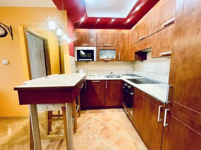 Woonkamer; houten vloer, natuurlijk licht, moderne stijl, hoge plafonds