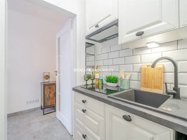 Woonkamer; houten vloer, natuurlijk licht, moderne stijl, hoge plafonds