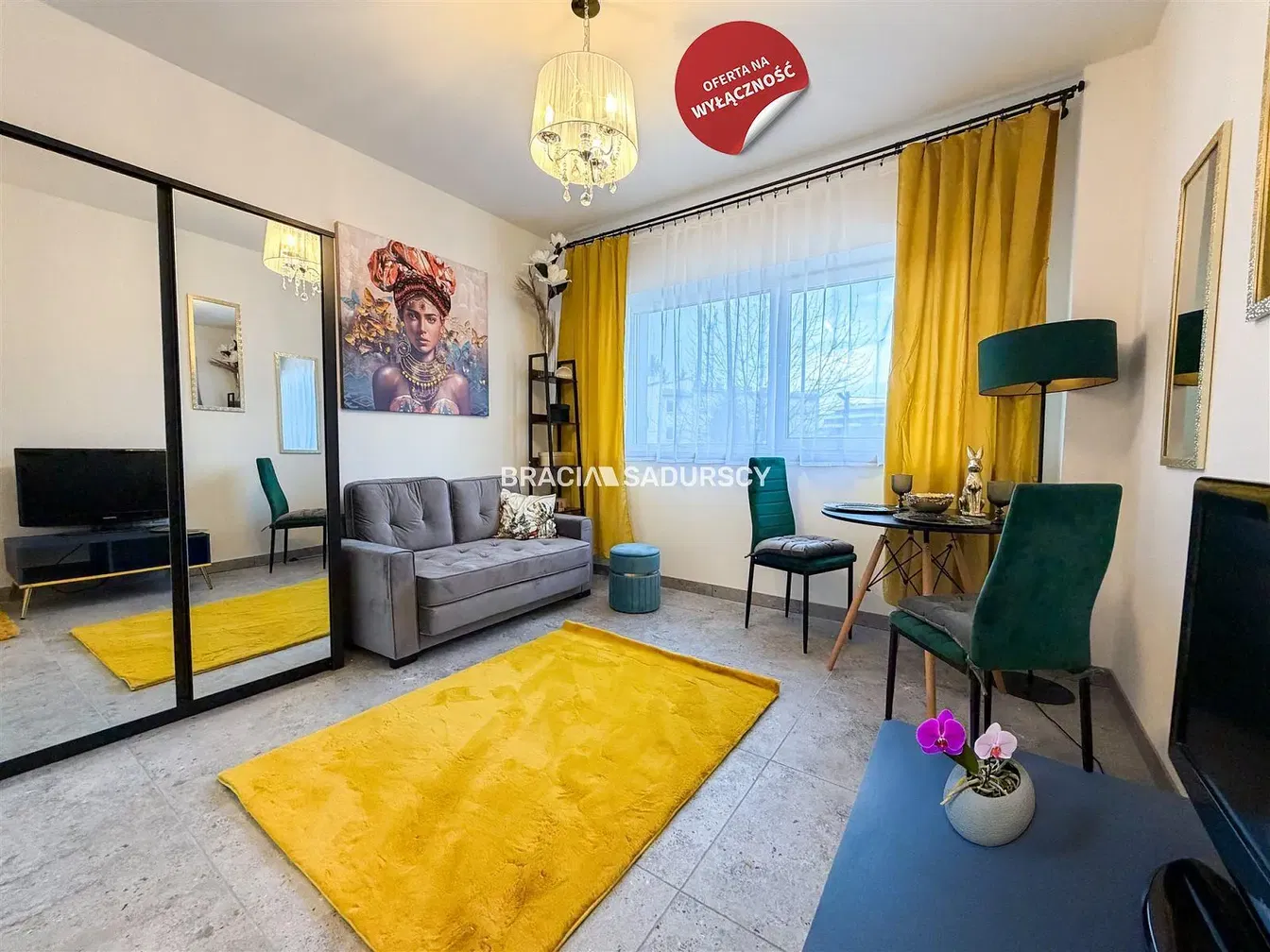 Хол; дървен под, естествена светлина, модерен стил, високи тавани