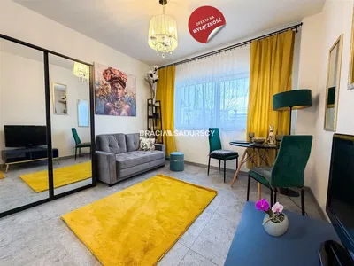 Woonkamer; houten vloer, natuurlijk licht, moderne stijl, hoge plafonds