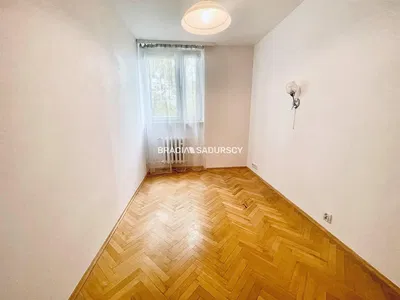 Woonkamer; houten vloer, natuurlijk licht, moderne stijl, hoge plafonds