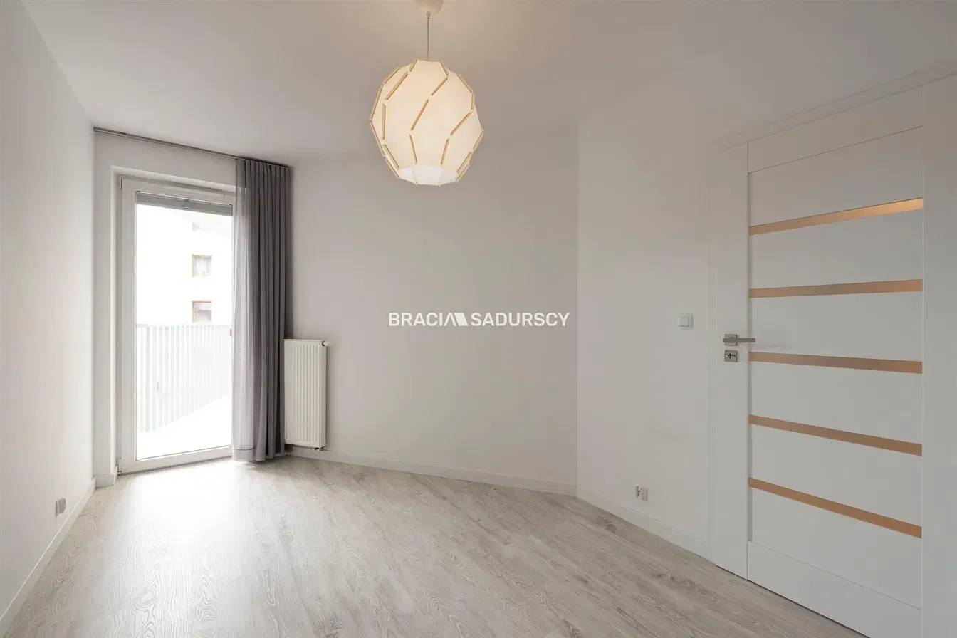 Σαλόνι; ξύλινο πάτωμα, φυσικό φως, μοντέρνο στυλ, ψηλά ταβάνια