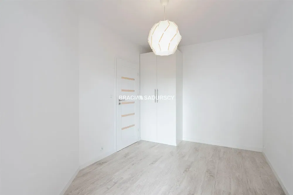 Σαλόνι; ξύλινο πάτωμα, φυσικό φως, μοντέρνο στυλ, ψηλά ταβάνια