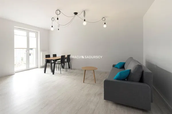 Σαλόνι; ξύλινο πάτωμα, φυσικό φως, μοντέρνο στυλ, ψηλά ταβάνια