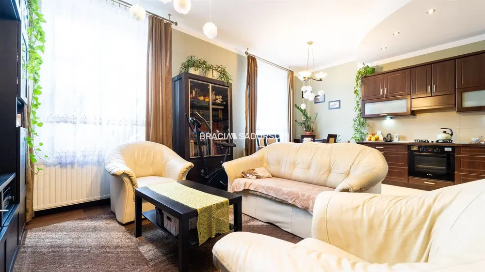 Woonkamer; houten vloer, natuurlijk licht, moderne stijl, hoge plafonds