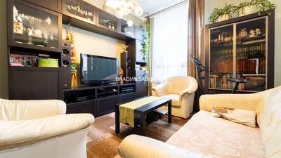 Keuken; keukenapparatuur, houten vloer, natuurlijk licht, moderne stijl, gerenoveerd