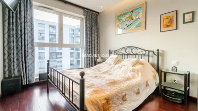 Woonkamer; houten vloer, natuurlijk licht, moderne stijl, hoge plafonds