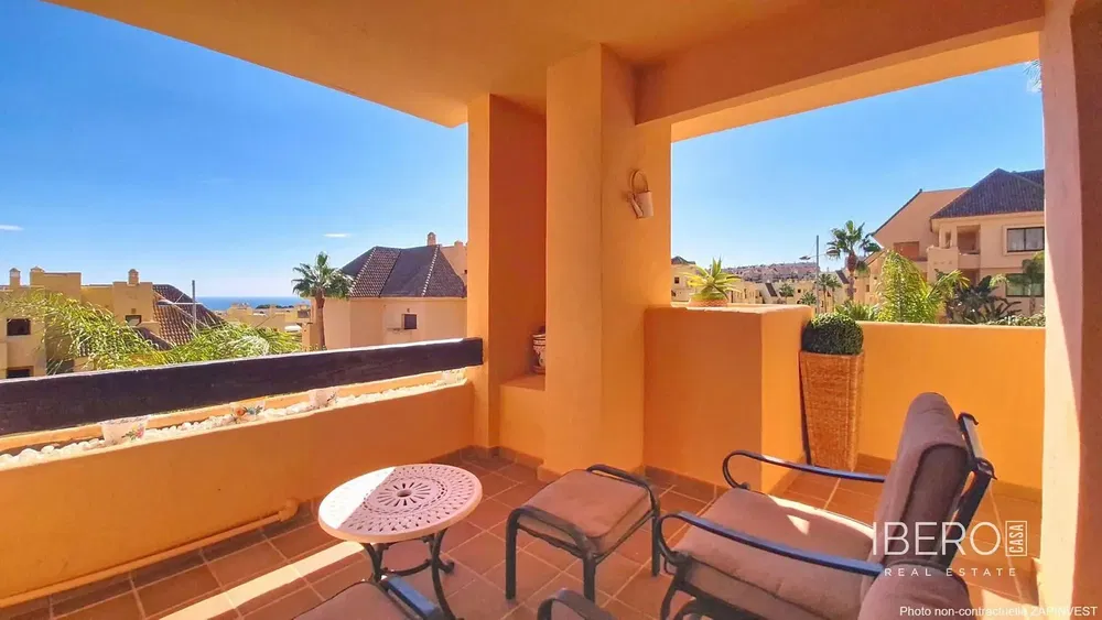 Дневна соба; дрвени под, природно светло, модерни стил, високи плафони