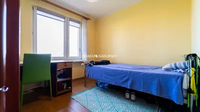 Woonkamer; houten vloer, natuurlijk licht, moderne stijl, hoge plafonds