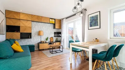 Woonkamer; houten vloer, natuurlijk licht, moderne stijl, hoge plafonds