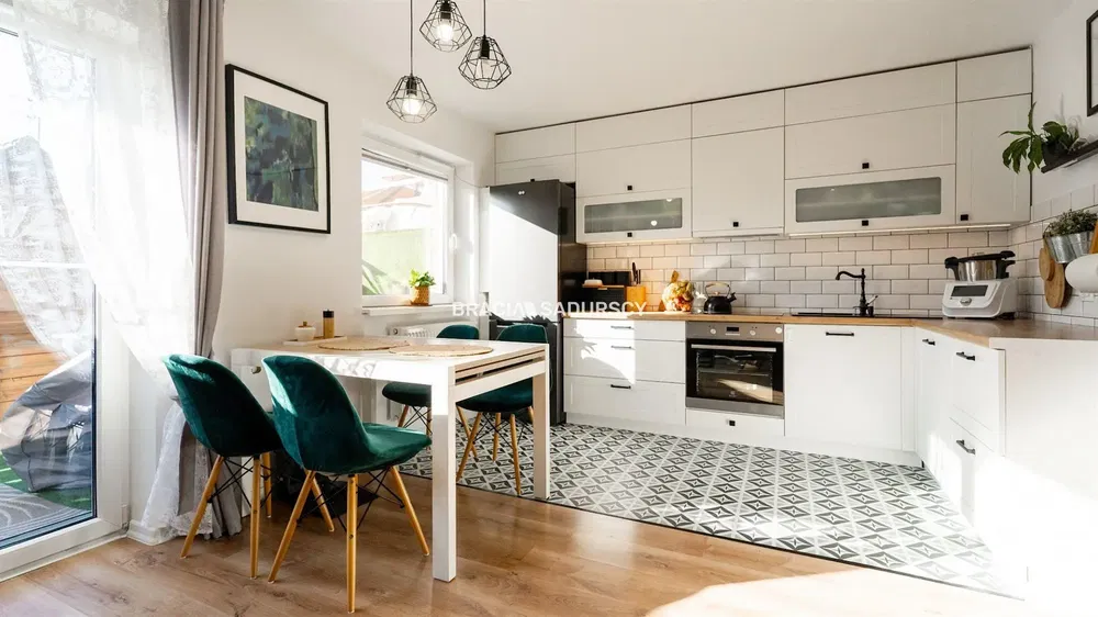 Woonkamer; houten vloer, natuurlijk licht, moderne stijl, hoge plafonds